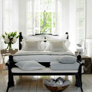 cama-con-mesa-y-bandeja-y-cubo-madera-en-lugar-de-mesitas-idea-decoracion-dormitorio